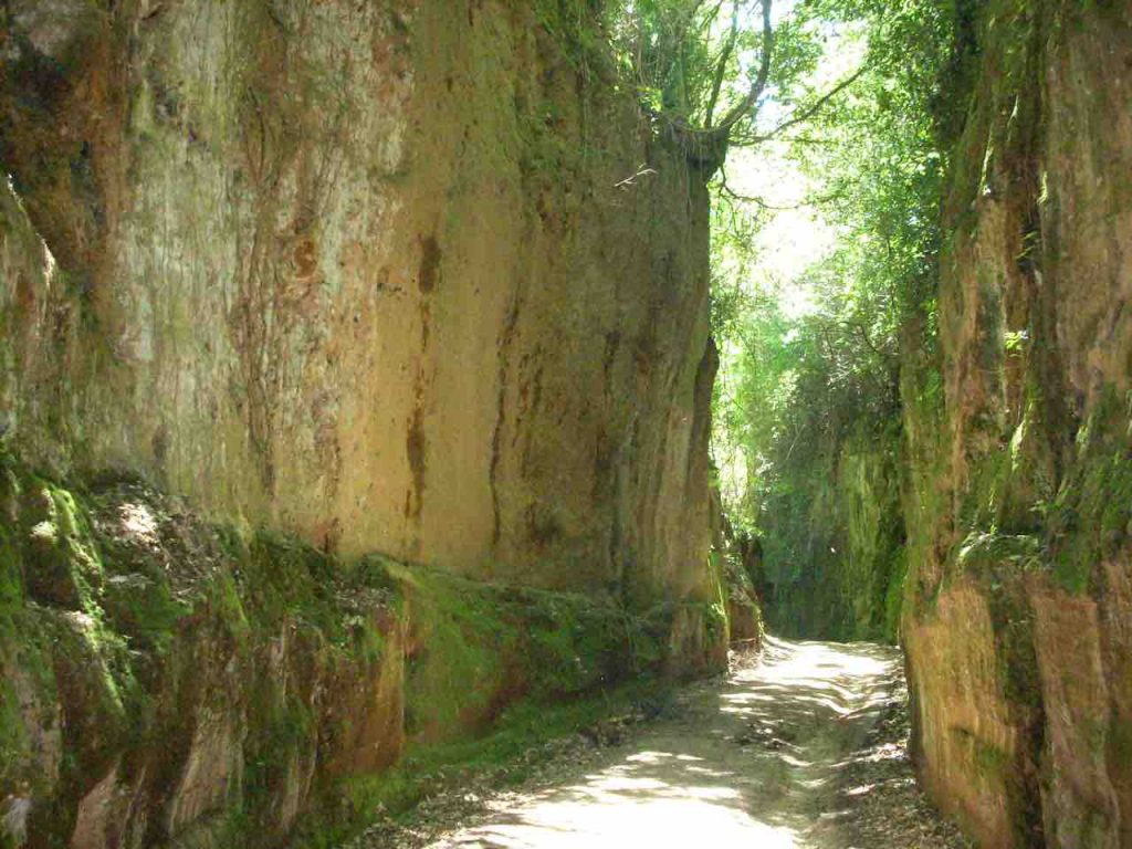 Le vie cave antico percorso sacro - https://www.pomonte.com