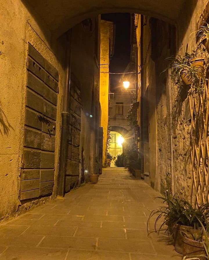 Una stradina di notte nell'antico l borgo di Pitigliano. 