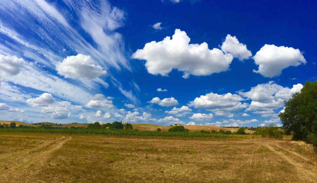 il meraviglioso cielo tra le colline della campagna 