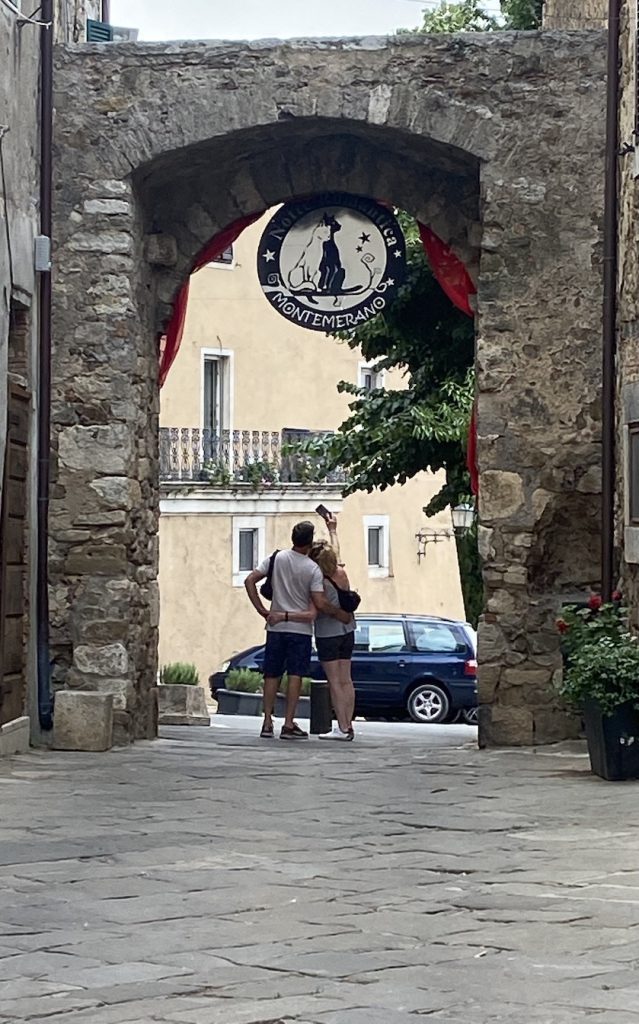 Innamorati in un selfie a montemerano - https://www.pomonte.com