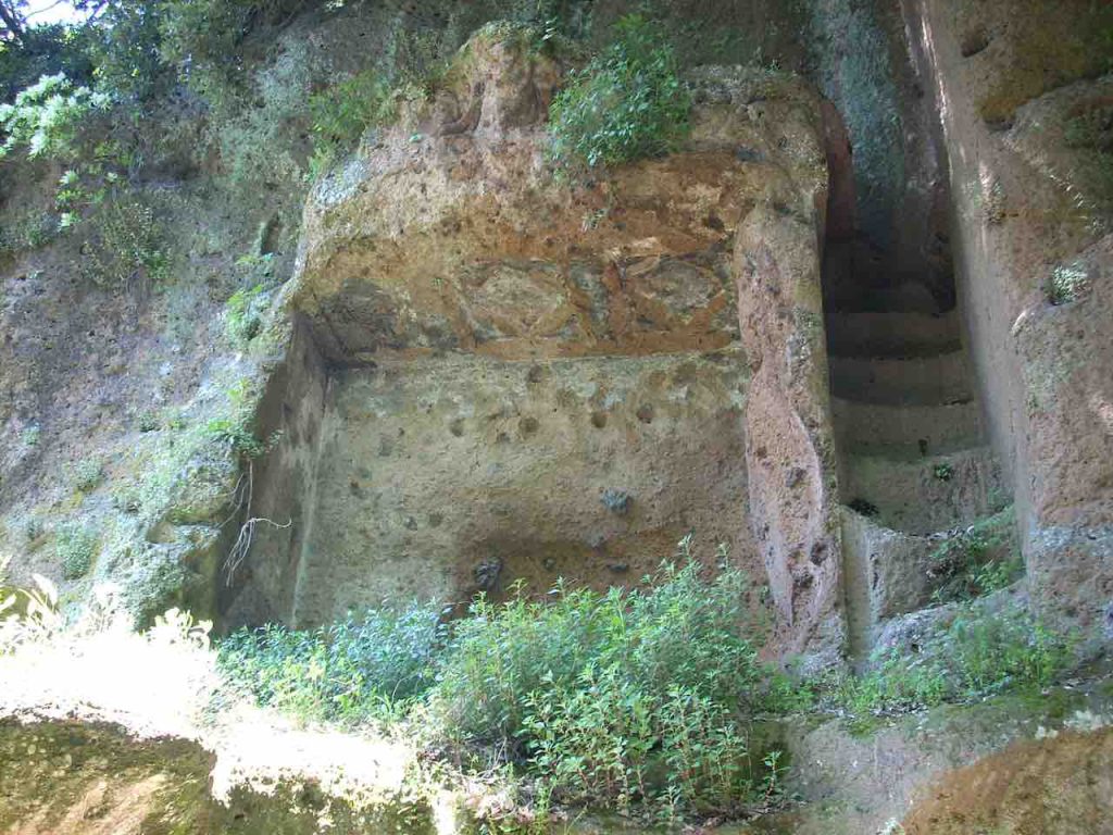 Camminare lungo le vie cave lascia a bocca aperta - https://www.pomonte.com