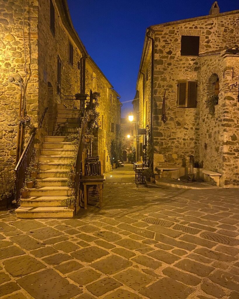 Montemerano uno dei borghi più belli d'Italia si trova a 3 minuti dal nostro agriturismo  - https://www.pomonte.com