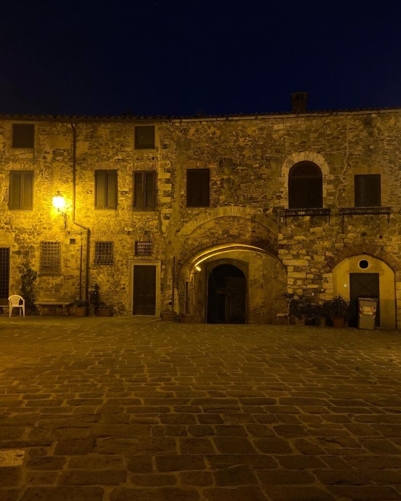 Piazza di montemerano - https://www.pomonte.com