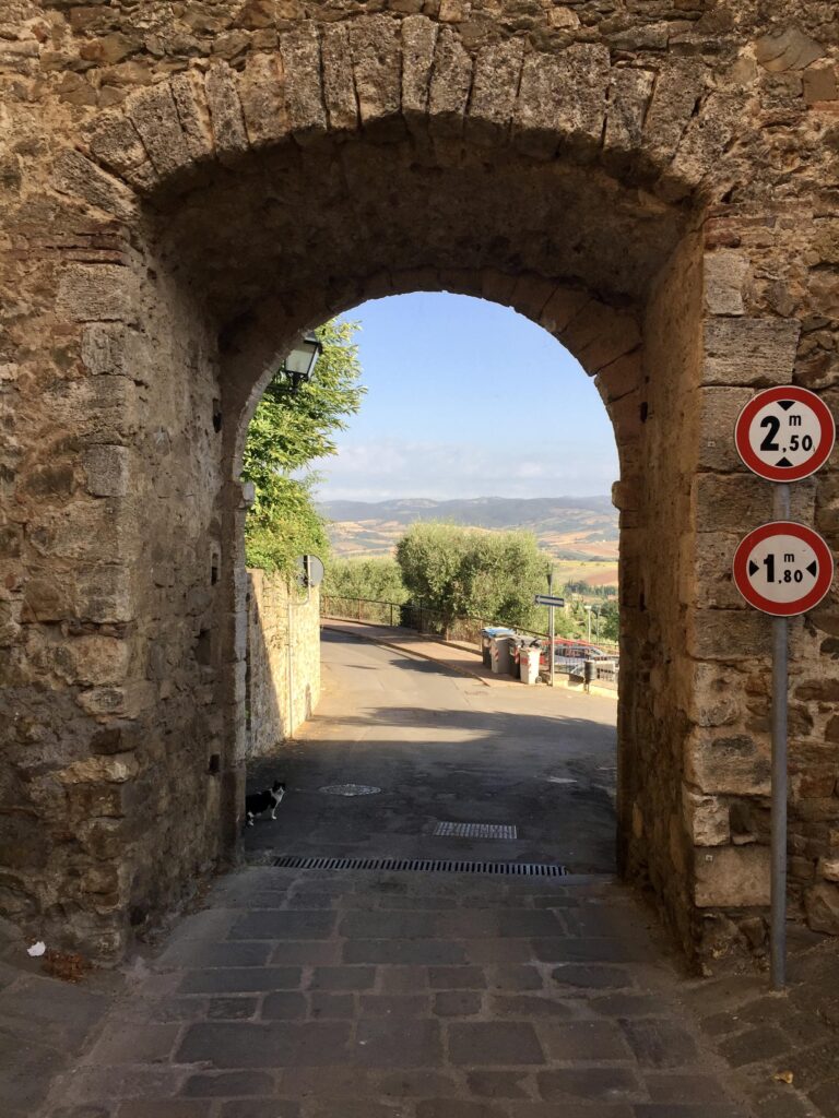 Entrata chiesa piazza montemerano - https://www.pomonte.com