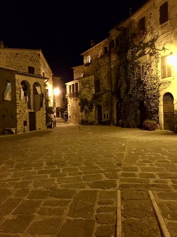 Particolare della piazzetta di montemerano - https://www.pomonte.com