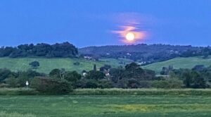 Nella foto la luna piena su Montemerano scattata dalla terrazza dell' agriturismo.